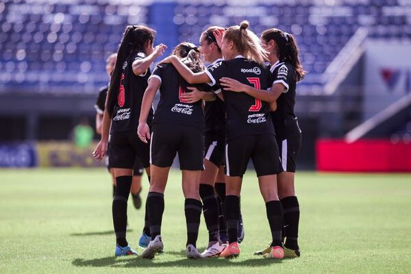 Olimpia golea 7-0 en 45 minutos y saborea el histórico título - Olimpia - ABC Color