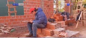 Ejemplo de superación: Albañiles estudian en medio de obras para salir adelante | Noticias Paraguay