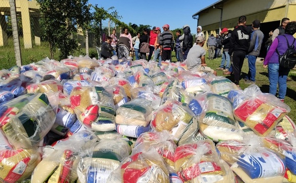 Pescadores del Ñeembucú recibieron kits de víveres