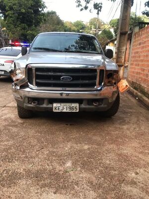 Abandonan vehículo robado que atropelló barreras fronterizas de Paraguay y Brasil  - ABC en el Este - ABC Color