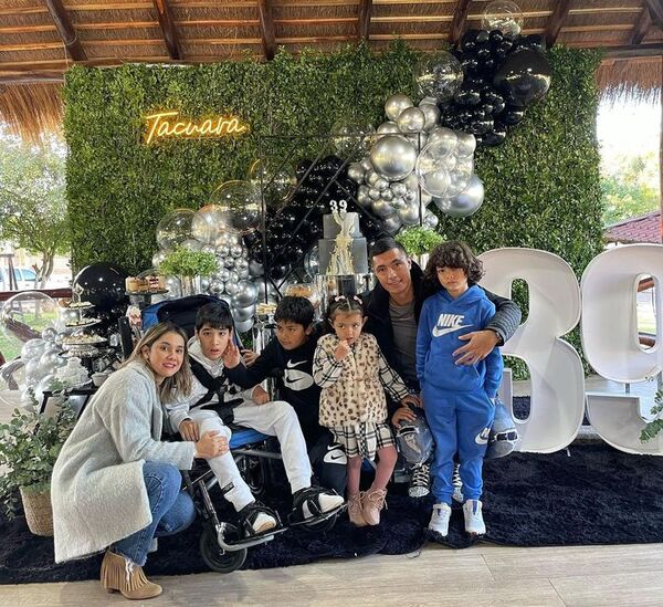 “Tacuara” Cardozo celebró sus 39 rodeado de familiares y compañeros del Club Libertad - Gente - ABC Color