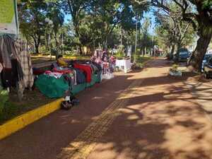 Venta de prendas seminuevas y plantines, alternativa económica para cubrir gastos del hogar