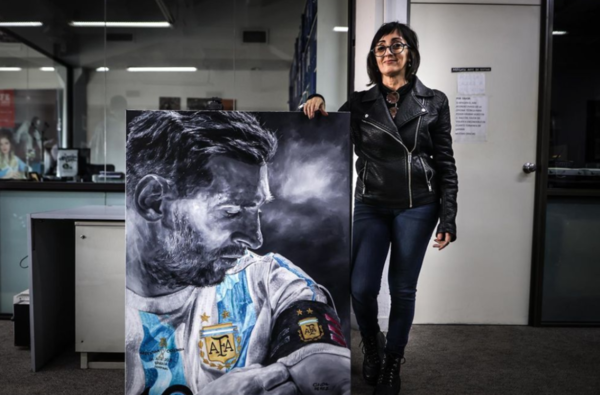 Artista pinta un viral retrato de Messi y acaban invitándola a Catar - SNT