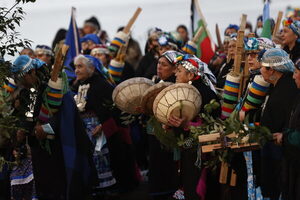 Un telar de un kilómetro en Chile, el récord mundial de quinientas tejedoras mapuche - MarketData