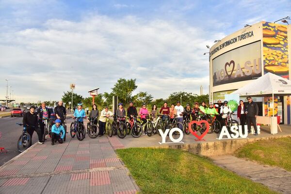 Recorrido histórico por Asunción en bici se realizó para recordar la Independencia - Nacionales - ABC Color