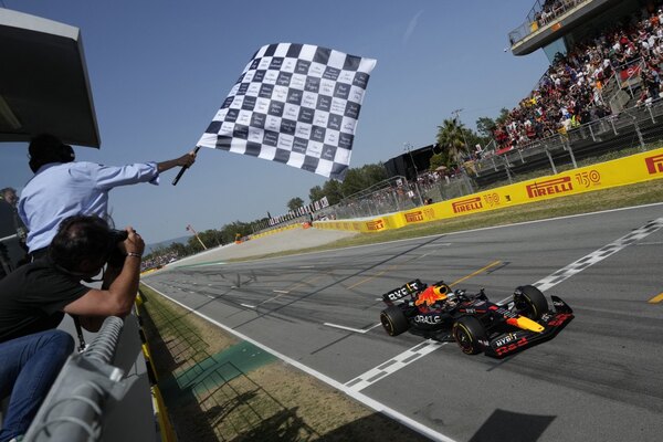 Verstappen gana en España en una “debacle” de Ferrari