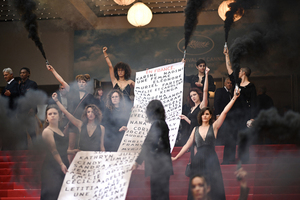 Diario HOY | Feministas muestran en alfombra roja de Cannes pancarta con nombres de 129 mujeres asesinadas