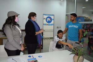 Vuelve a caminar con prótesis tras acuerdo entre Municipio y Po Paraguay •
