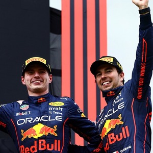Diario HOY | Verstappen toma el liderato al firmar doblete con 'Checo' en Montmeló