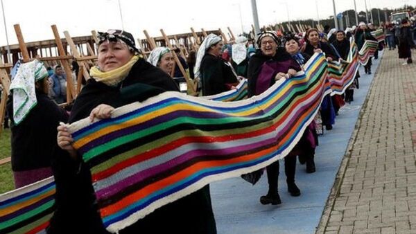 Telar de casi 1 kilómetro, el récord mundial de tejedoras mapuche