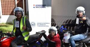 La Nación / Entregarán cascos gratuitos a motociclistas de Villa Elisa