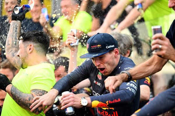 Verstappen y ‘Checo’ colocan a Red Bull al frente de ambos campeonatos - Automovilismo - ABC Color