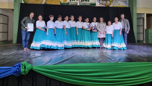 Ballet de adultos mayores de Cambyretà se luce en concurso nacional de danzas.