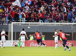 Versus / ¿Fue penal? La polémica que abrió el superclásico en el Defensores del Chaco - PARAGUAYPE.COM