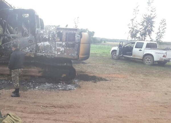 Atacan un retiro y queman tractores en una estancia de Amambay - Noticiero Paraguay
