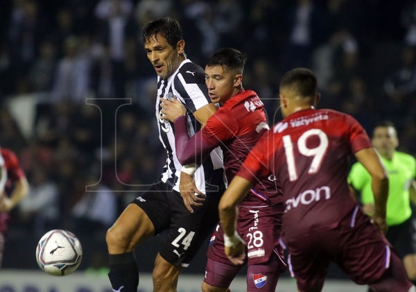 Diario HOY | Roque da tres puntos de oro a Libertad