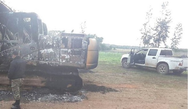 Atacan una estancia y queman tractores en Amambay