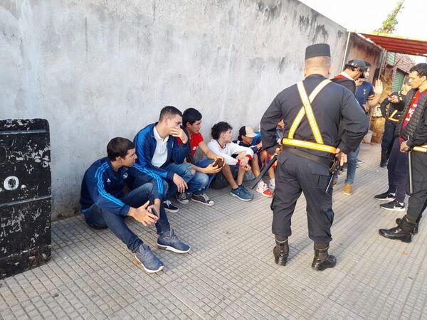 Superclásico: 71 demorados y 10 detenidos en controles de la Policía - Nacionales - ABC Color