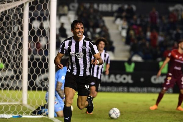 Libertad gana; Roque salva la noche - Fútbol - ABC Color