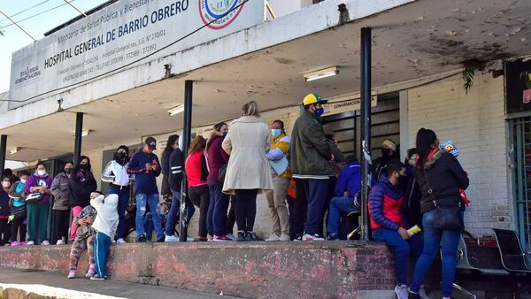 Hospitales abarrotados por cuadros gripales internan hasta en Urgencias