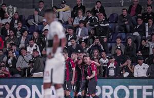 Cerro goleó al Decano y no pierde la esperanza de alcanzar al Guma en la punta