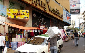 Delincuentes despojan unos G. 6.000.000 a brasileño en conocido shopping de CDE - La Clave