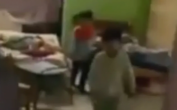 Mellizos de 4 años son abandonados por su madre en una casa de J. Augusto Saldívar - Noticiero Paraguay