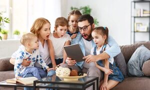 ¡Tres son multitud! Tener más de dos hijos puede envejecer a los padres por 6.2 años