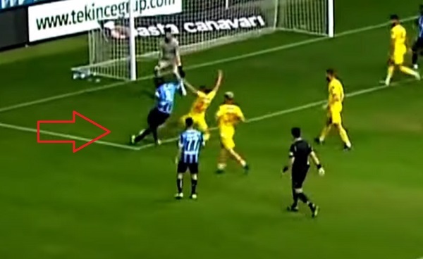 Balotelli monta show y hasta convierte golazo de rabona - La Prensa Futbolera