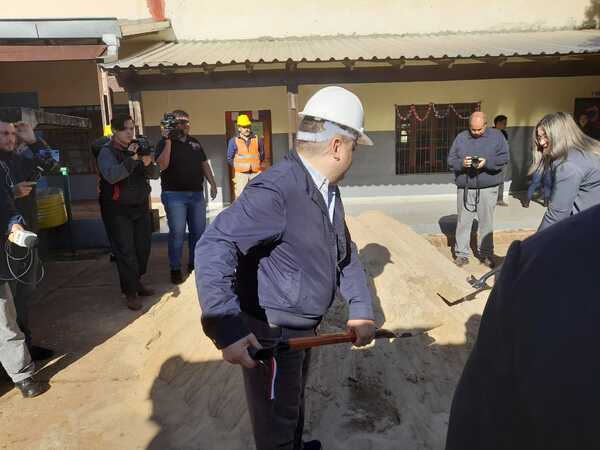 Municipio encarnaceno inicia obras en la Escuela Contralmirante Enrique Ramón Martino.