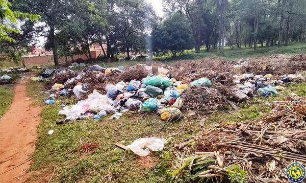 Maloliente vertedero en Cuarto Barrio •