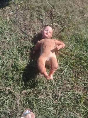 Crónica / Encontraron colgada una muñeca: "tenía algo malo, parecía diabólica"
