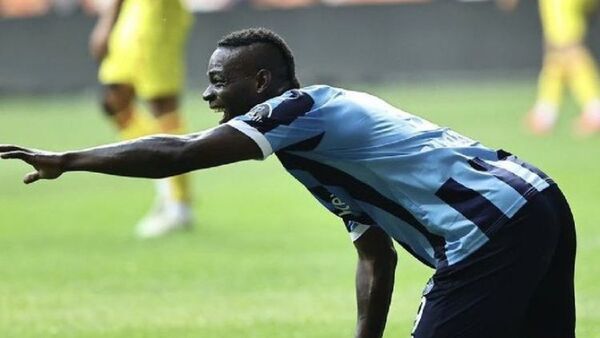 Show de Mario Balotelli: Cinco goles y un pedido para el Premio Puskas