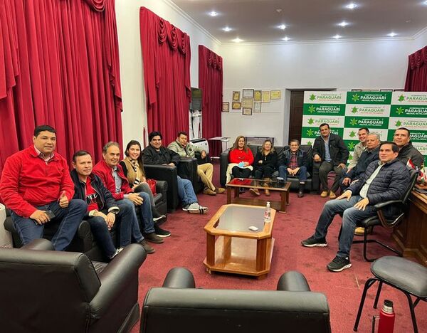 Utilizan Gobernación de Paraguarí como PC para anunciar pase del diputado Samaniego al cartismo - Nacionales - ABC Color