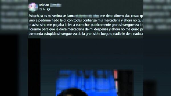 Almacenera le escrachó  a su joven vecina por no pagarle