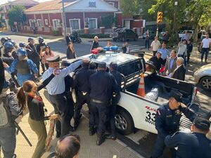 Disturbios frente al CM: manifestantes fueron detenidos y denuncian agresiones físicas - Nacionales - ABC Color