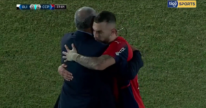 Versus / Luis Fariña; el emotivo abrazo con "Chiqui" y su festejo de gol en el clásico - PARAGUAYPE.COM