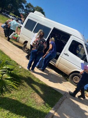 Docentes del colegio de Lambaré salieron de la cárcel de Coronel Oviedo y van a sus casas - Nacionales - ABC Color