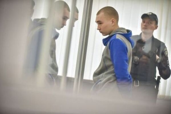 Ucrania condena a cadena perpetua al primer soldado ruso juzgado por crímenes de guerra