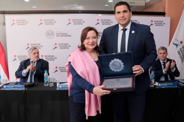 APF distingue a ministra de Deportes por apoyo al desarrollo del fútbol - .::Agencia IP::.