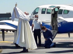 Diario HOY | Un cura bendice campos y ganado desde un avión en Francia