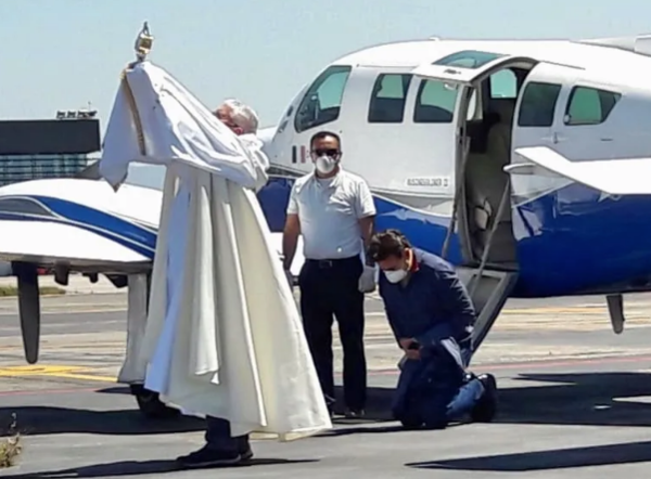 Diario HOY | Un cura bendice campos y ganado desde un avión en Francia