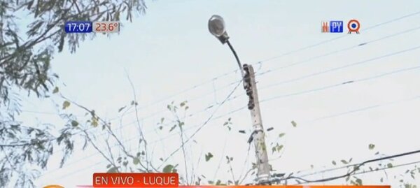 Vecinos de un barrio de Luque claman reparación de alumbrados públicos | Noticias Paraguay