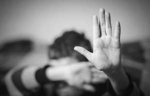 Mujer imputada por el presunto abuso de su hijastro de 11 años