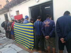 Diario HOY | Detienen a hinchas luqueños suspendidos para ingresar a la cancha