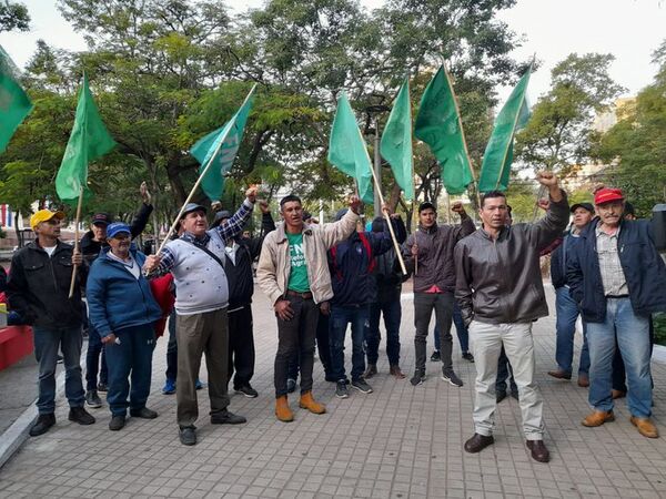 Campesinos se movilizan en Asunción por la legalización de asentamientos - Nacionales - ABC Color