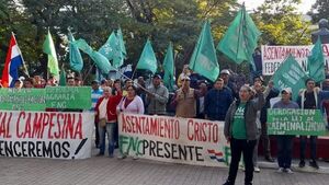 Campesinos se movilizan para exigir regularización de asentamientos