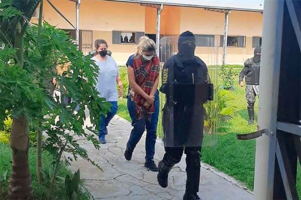Docentes del SEK ya guardan arresto domiciliario
