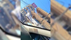 Limpiavidrios le vio llorando en su auto y le dibujó un corazón en el parabrisas