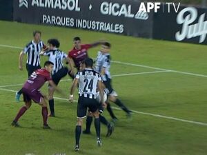 El motivo por el que la mano de Roque Santa Cruz no fue penal - Libertad - ABC Color